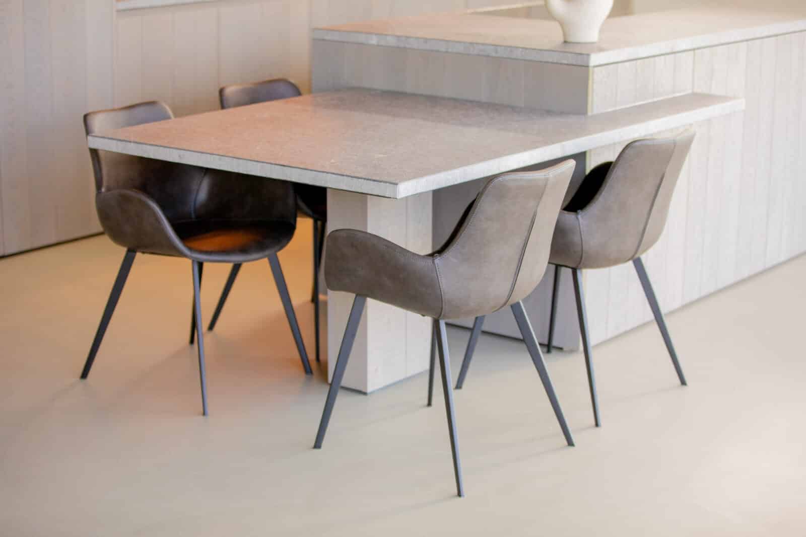 Keuken 1 tafel met stoelen